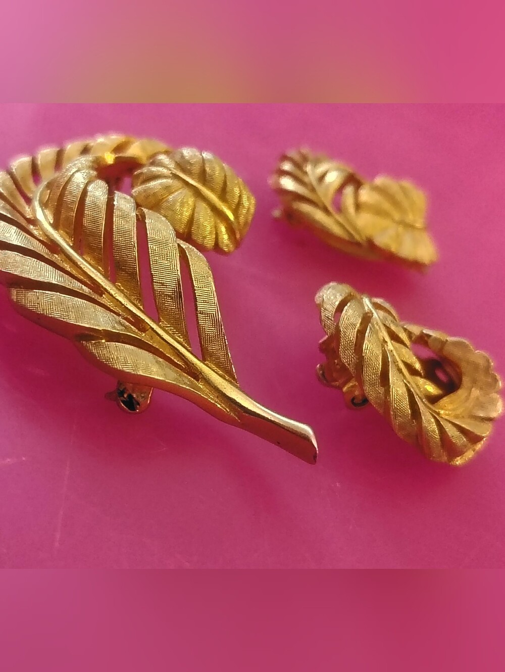 Vintage Jomaz Signed Gold Tone Leaf Feather Brooch & Clip Earrings Set
